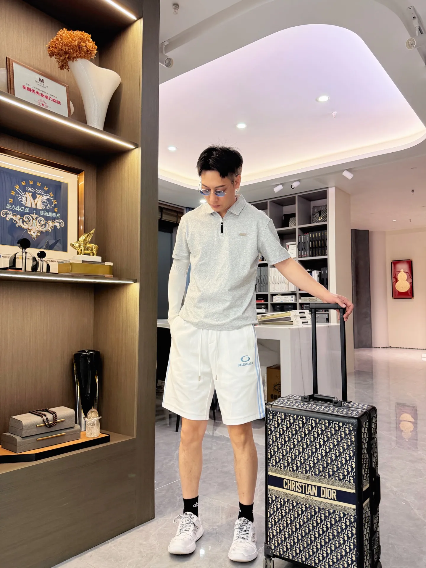 Balenciaga's three-standard complete 2026 summer New Arrival men's casual shorts, advanced custom-made Breathable fabric, Breathable fabric, extremely stretchy and comfortable, impeccable details, top-grade accessories, original logo design concept, delicate and soft feel! The upper body fit is awesome! Size: M-XXXL Please state your height and weight when ordering